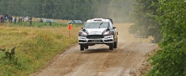 Ott Tanak/Raigo Molder (Ford Fiesta WRC) na trasie 19 odcinka specjalnego Rajdu Polski 2016. /PAP/Marek Wicher /PAP