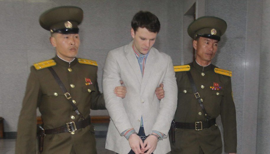 Otto Warmbier prowadzony przez północnokoreańskie służby /Lu Rui /PAP/EPA