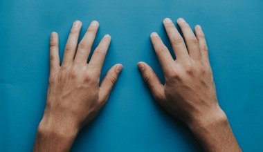 Otul dłonie podgrzaną wazeliną. Jedwabista miękkość z domowym zabiegiem