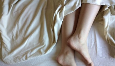 Otul stopy jesienią i ciesz się gładką skórą bez pęknięć. Wieczorna i codzienna rutyna, która działa