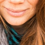 Otul usta nocną maską z wazeliną i olejem z pestek malin dla miękkich warg zimą