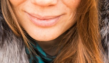 Otul usta nocną maską z wazeliną i olejem z pestek malin dla miękkich warg zimą