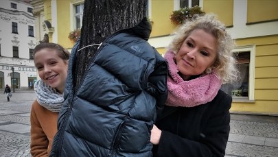 Otulają drzewa kurtkami i płaszczami, by pomóc potrzebującym