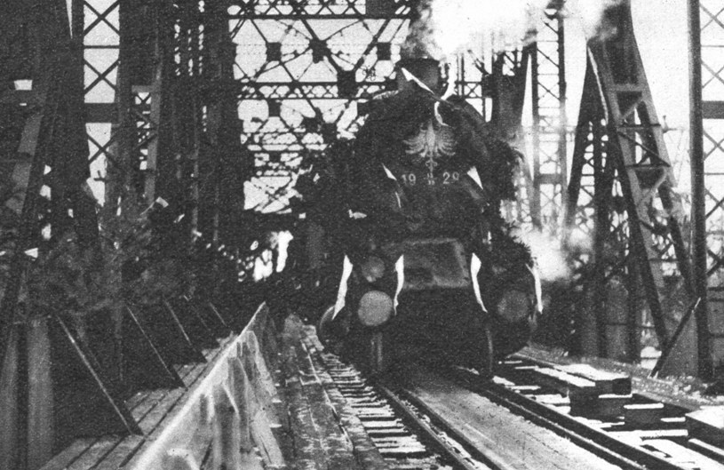Otwarcie mostu kolejowego nad Wisła w Dęblinie - rok 1930 /Archiwum Tomasza Basarabowicza
