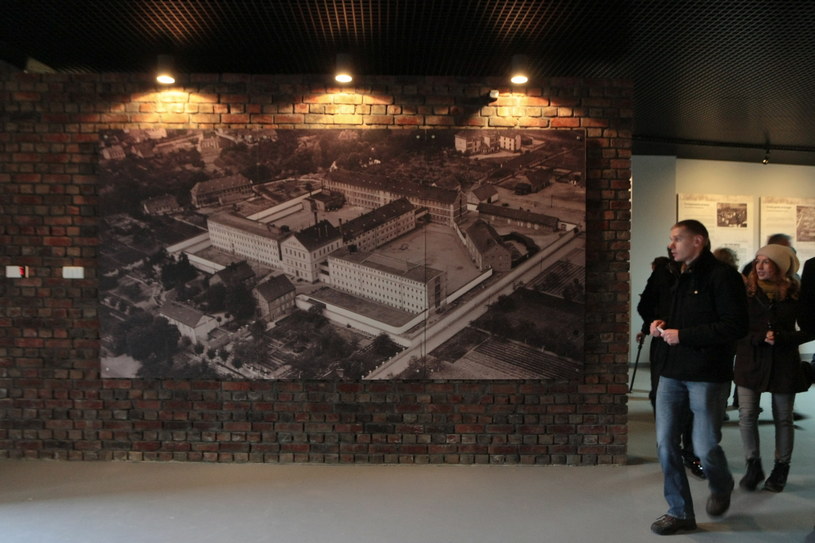 Otwarcie nowej ekspozycji w wyremontowanym Muzeum Martyrologii ofiar Obozu Sonnenburg w Słońsku /Lech Muszyński /PAP