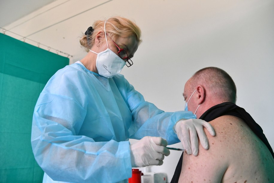 Otwarcie Pilotażowego Punktu Szczepień Powszechnych w hali sportowej przy Zespole Szkół Powiatowych w Przasnyszu /Piotr Nowak /PAP