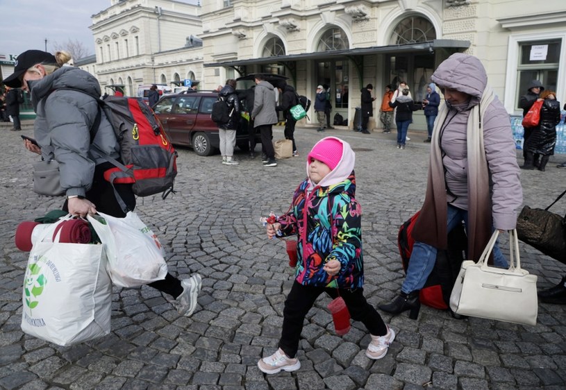 Otwarcie sklepów ma związek z napływającymi do Polski uchodźcami z Ukrainy /Jakub Kamiński   /East News
