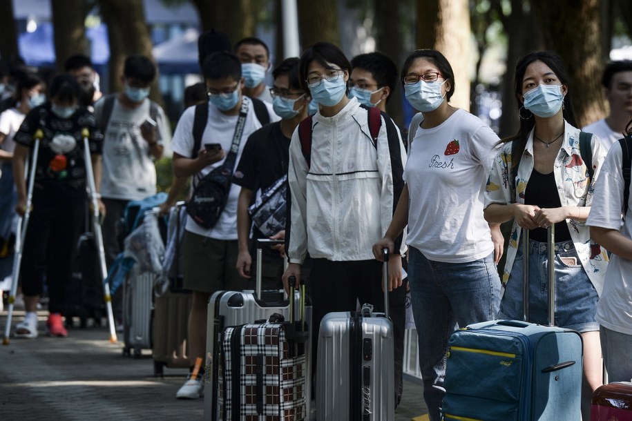 Na Covid-19 zachorowało już 25 mln osób. Zmarły ponad 842 tys.