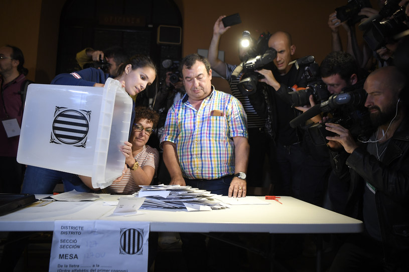Otwarcie urn wyborczych po zakończeniu głosowania /AFP