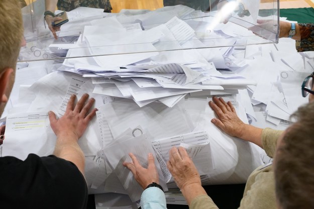 Otwarcie urny wyborczej po zakończeniu wyborów /	Jakub Kaczmarczyk   /PAP