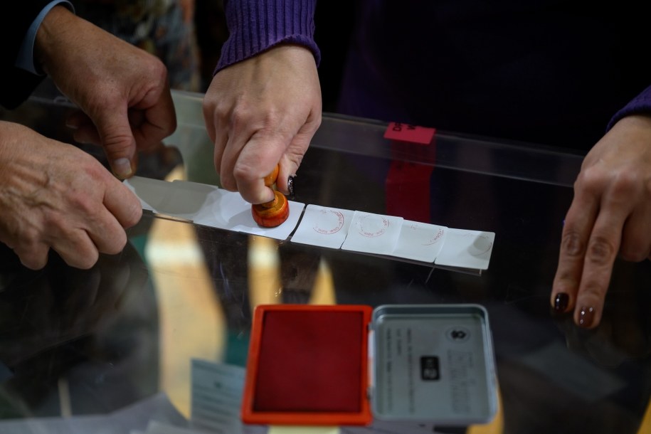 Otwarcie urny wyborczej w Poznaniu /Jakub Kaczmarczyk /PAP