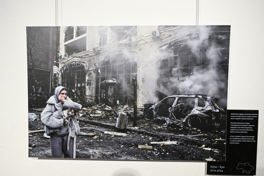 Otwarcie wystawy kijowskiego fotografa Vladyslava Musiienki „Niedozobaczenia" w Muzeum Zachodniokaszubskim w Bytowie /Piotr Kowala /PAP