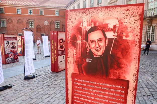 Otwarcie wystawy "Nie tylko Siwiec" na dziedzińcu Zamku Królewskiego w Warszawie /Tomasz Gzell /PAP