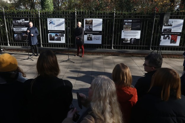 Otwarcie wystawy pt. "Hołodomor i ponowne ludobójstwo" w Galerii Plenerowej Muzeum Łazienek Królewskich w Warszawie /Tomasz Gzell /PAP