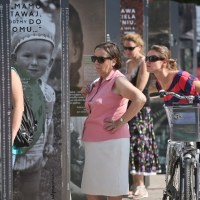 Warszawiacy podziwiający wystawę Wołyń 1943