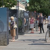 Warszawiacy podziwiający wystawę Wołyń 1943