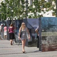 Warszawiacy podziwiający wystawę Wołyń 1943