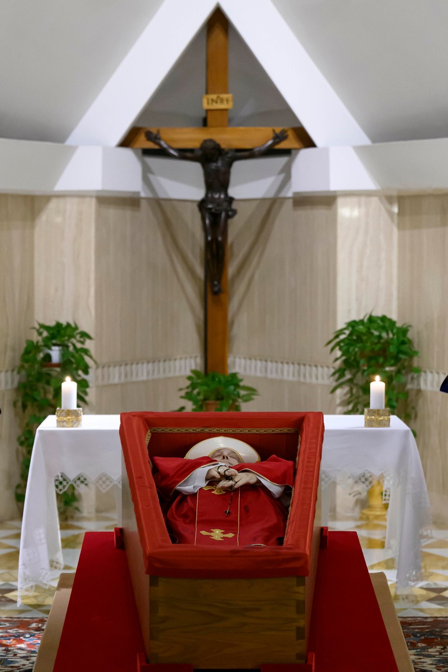 Otwarta trumna z ciałem papieża Franciszka /VATICAN MEDIA  /PAP/EPA