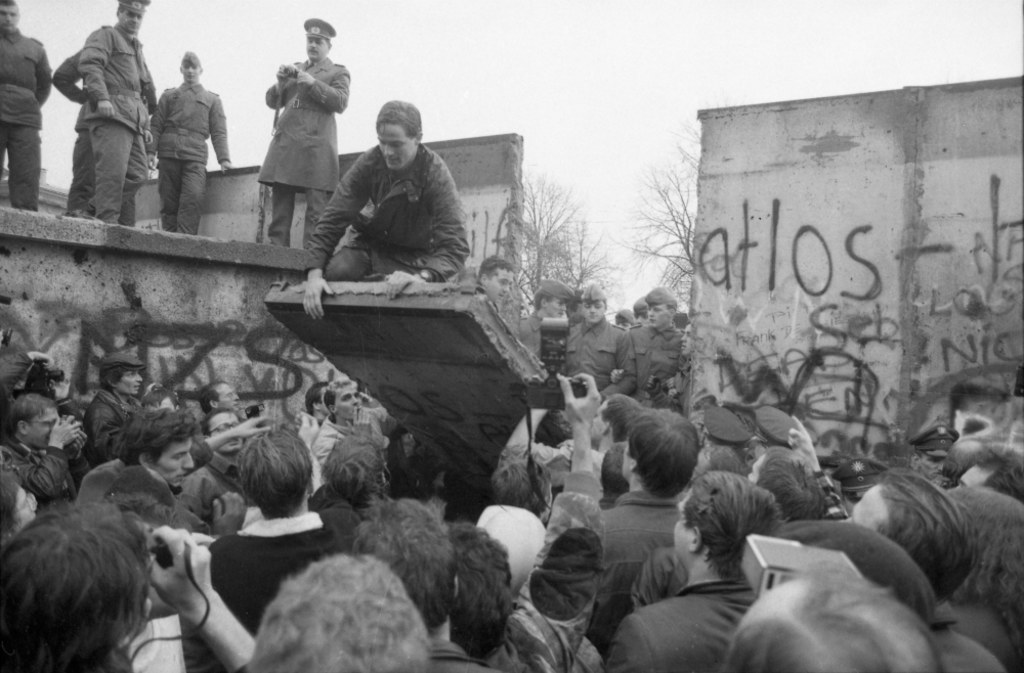 Otwarta została granica między Berlinem Wschodnim i Zachodnim, fot. Jerzy Undro //PAP