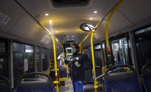 Otwarte restauracje, zakłady fryzjerskie i zmiany w komunikacji. 18 maja kolejny etap luzowania obostrzeń