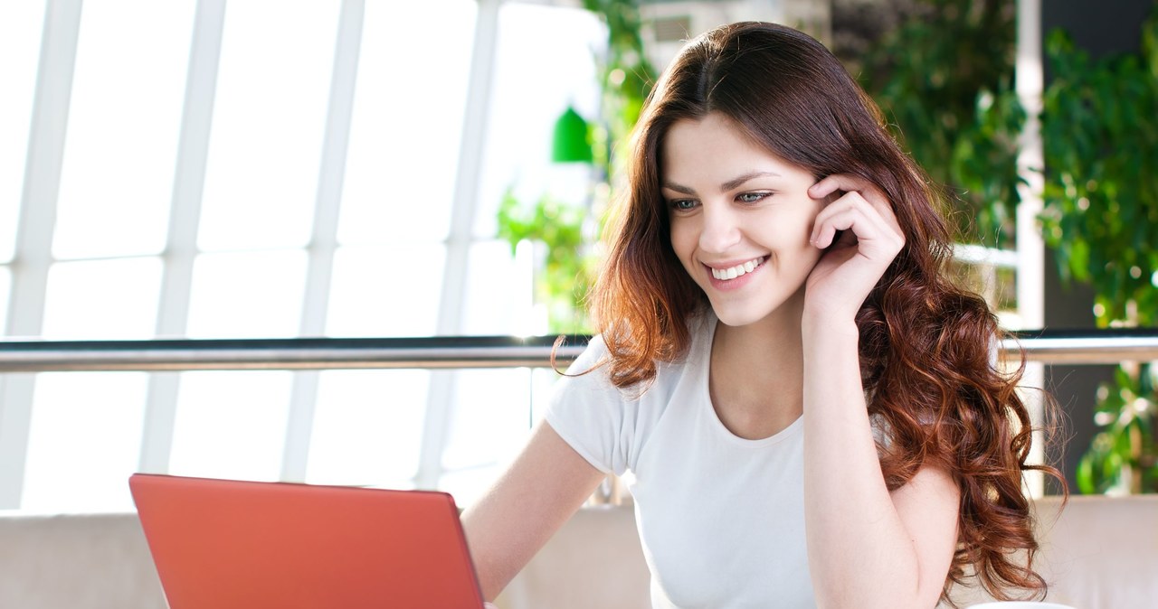 Otwarte sieci Wi-Fi mogą być niebezpieczne - pamiętajmy o tym szczególnie podczas wakacji, kiedy korzystamy z Wi-Fi w różnich miejscach /123RF/PICSEL