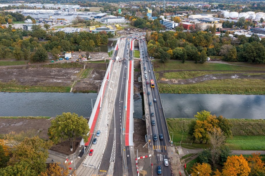 Otwarte we Wrocławiu nowe mosty Bolesława Chrobrego nad kanałem nawigacyjnym Odry i kanałem powodziowym / 	Maciej Kulczyński    /PAP