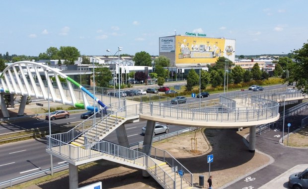 Otwarto 36-metrową kładkę nad główną ulicą wjazdową do Szczecina