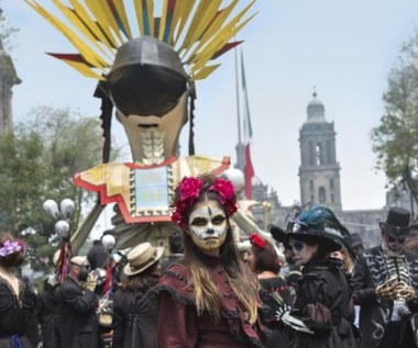 Otwierająca "Spectre" scena była kręcona przez dziesięć dni, z udziałem blisko tysiąca pięciuset statystów. Odtwarzali oni uczestników meksykańskiego Święta Zmarłych.

 
