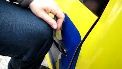 Otwieranie auta bez kluczyków? Zobacz, czy to łatwe