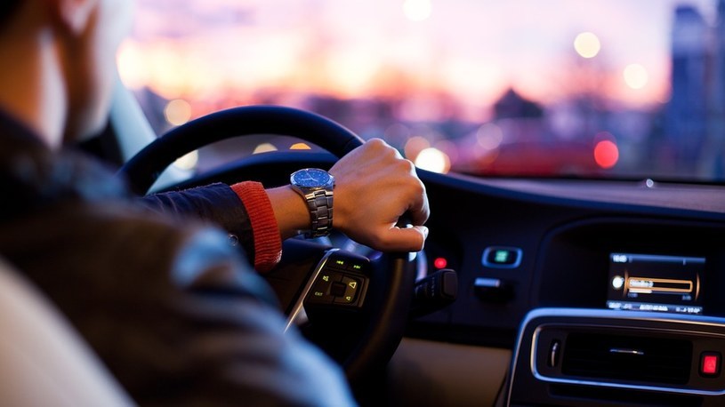 Otwieranie drzwi kierowcy prawą ręką może pozwolić uniknąć wypadku /Informacja prasowa