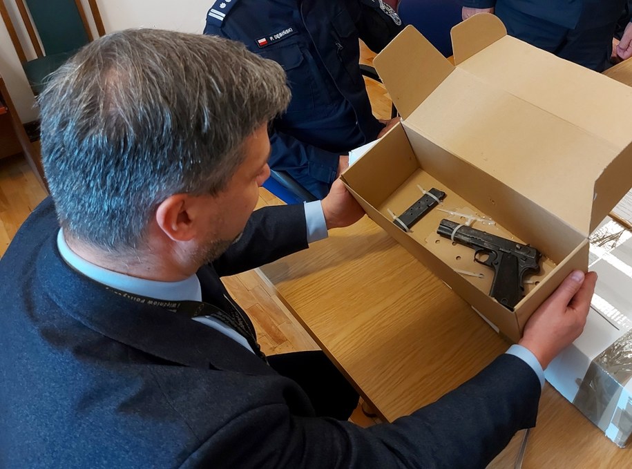 Otwoccy policjanci przekazali do Muzeum Żołnierzy Wyklętych i Więźniów Politycznych PRL cenne eksponaty o wartości historycznej pochodzące z czasów II wojny światowej /Policja