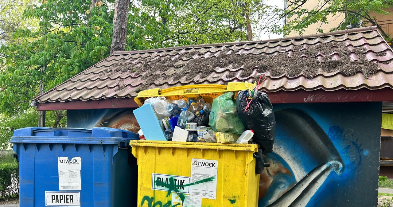 Otwock: Sterty śmieci zalegają w wiatach