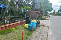 Otwock: Sterty śmieci zalegają w wiatach