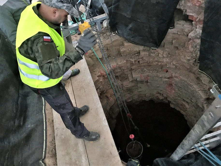 Otwór szybu ma średnicę koło metra siedemdziesięciu centymetrów. Od góry, na wysokości trzech metrów znajduje się ceglana obudowa /Bartłomiej Paulus, RMF FM