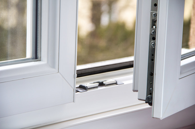 Otwory w oknach są maleńkie, ale mają do spełnienia ważną rolę /123RF/PICSEL