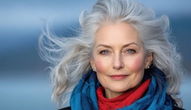 Otwórz rysy twarzy zmianą przedziałka i dodaj lekkości