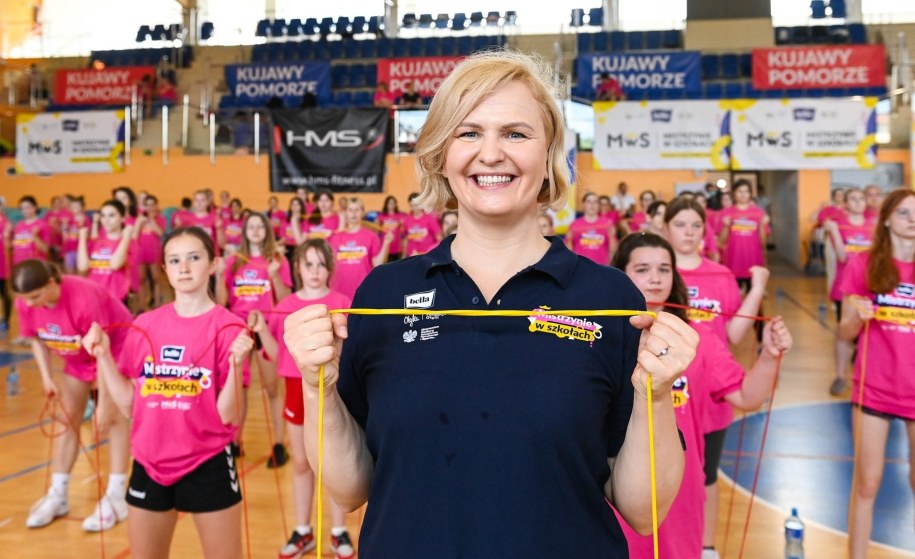 Otylia Jędrzejczak zachęca uczennice do aktywności w trakcie lekcji WF /Paweł Skraba /