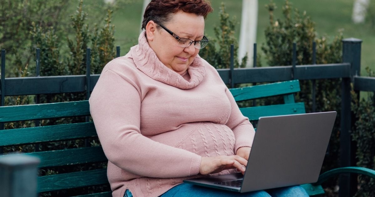 Otyłość, a także siedzący tryb życia to czynniki, które mogą wpłynąć na rozwój choroby otępiennej /123RF/PICSEL