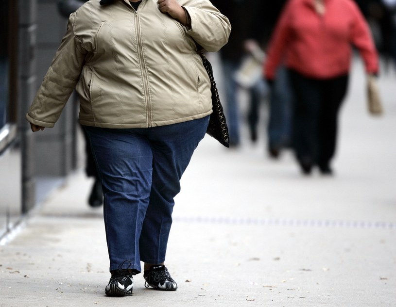 Otyłość dotyczy coraz większej grupy Polaków. Skoro wystarczy mniej jeść, czemu tak trudno nam schudnąć? /JEFF HAYNES /AFP