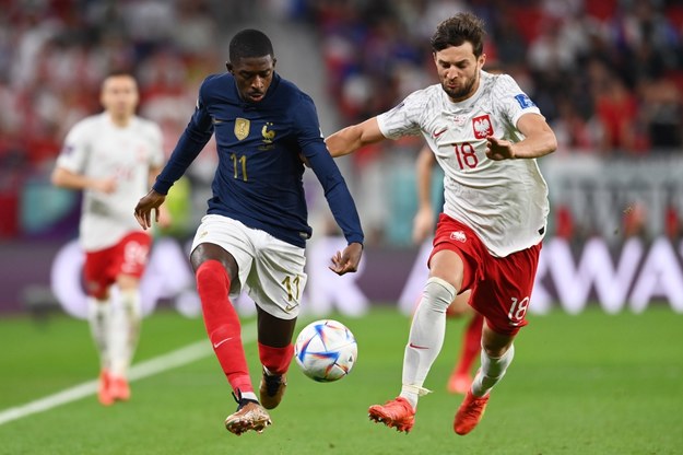 Ousmane Dembele (Francja) i Bartosz Bereszyński (Polska) /GEORGI LICOVSKI /PAP/EPA