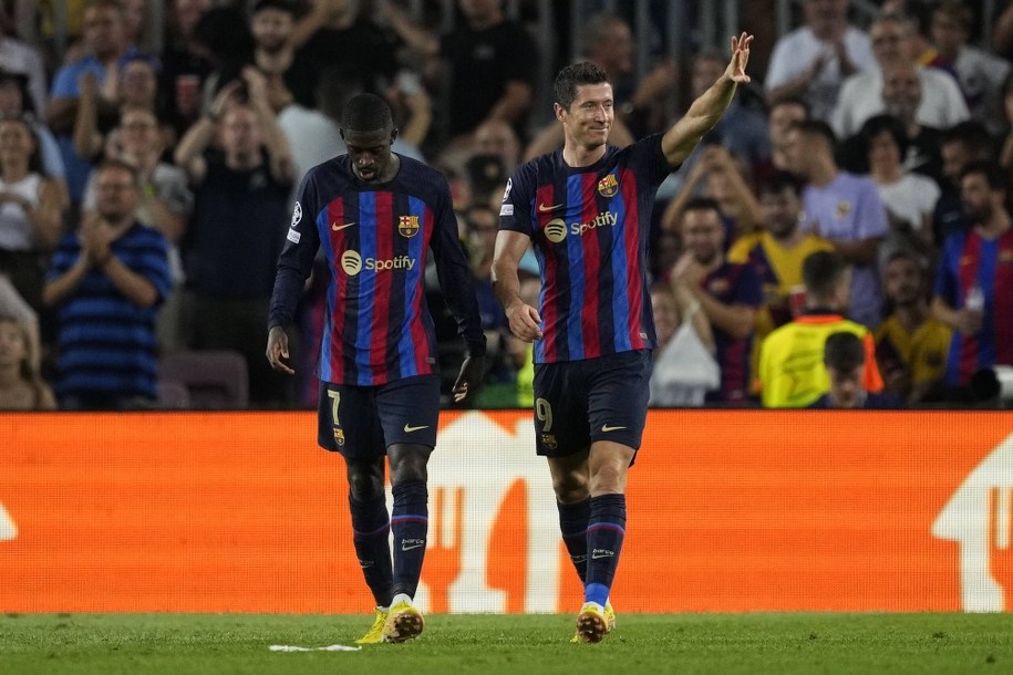 Ousmane Dembele i Robert Lewandowski /ENRIC FONTCUBERTA /PAP/EPA