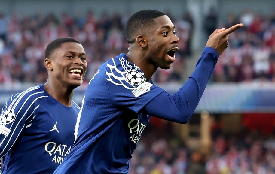 Ousmane Dembele (po prawej) z PSG cieszy się po golu /NEIL HALL /PAP/EPA