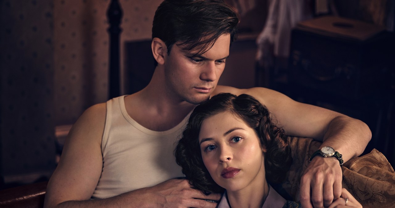 "Outlander: krew z krwi": Jeremy Irvine (Henry), Hermione Corfield (Julia) / © Sony Pictures Entertainment. All Rights Reserved. /materiały dystrybutora