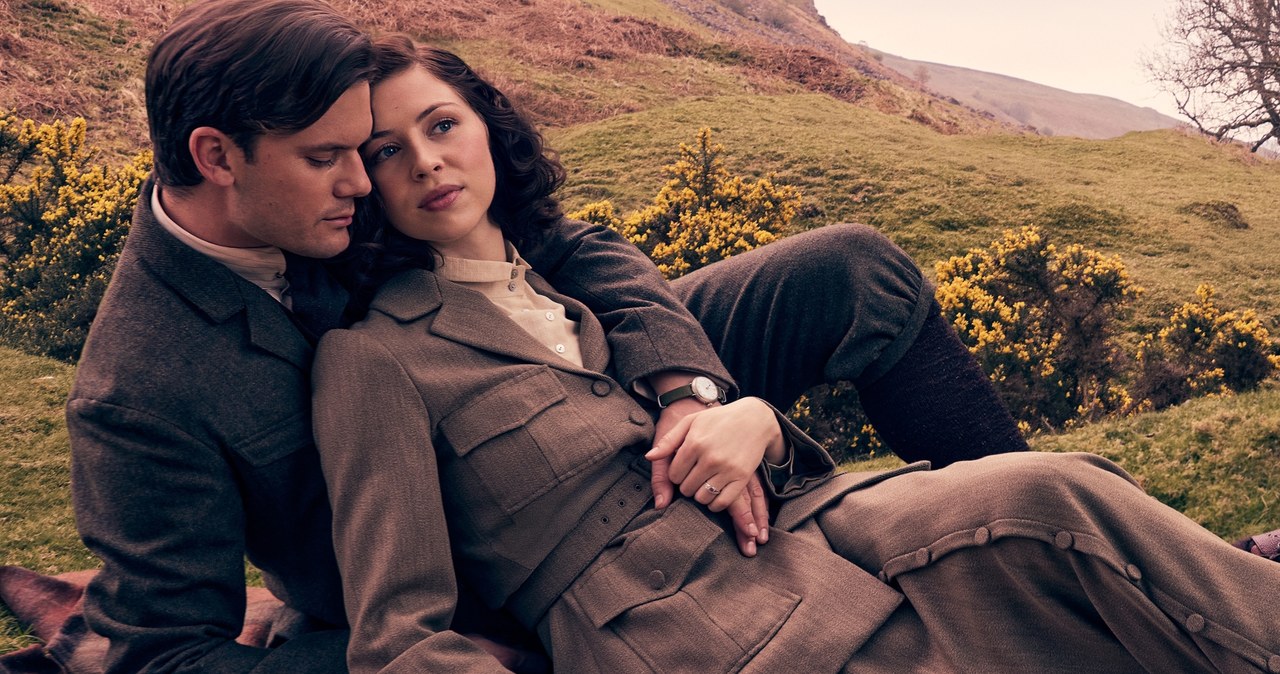 "Outlander: krew z krwi": Jeremy Irvine, Hermione Corfield / © Sony Pictures Entertainment. All Rights Reserved. /materiały dystrybutora