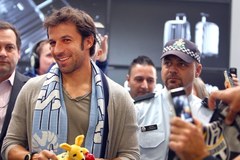 Owacyjne powitanie Del Piero na australijskim lotnisku