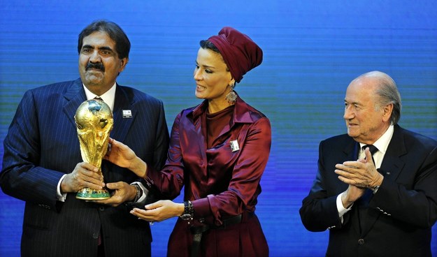 Ówczesny emir Kataru Hamad bin Chalifa Al Sani, jego żona Mozah bint Nasser Al Missned i szef FIFA Sepp Blatter na kongresie FIFA w 2010 roku /WALTER BIERI  /PAP/EPA