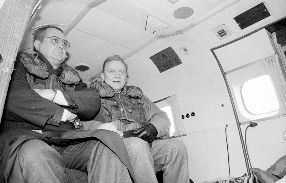 Ówczesny minister spraw wewnętrznych Andrzej Milczanowski w drodze na miejsce katastrofy promu. /Jerzy Undro /PAP