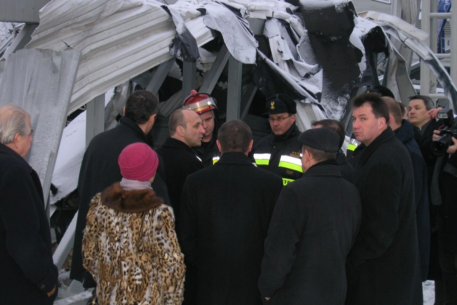 Ówczesny premier Kazimierz Marcinkiewicz w miejscu katastrofy /KW PSP Katowice /