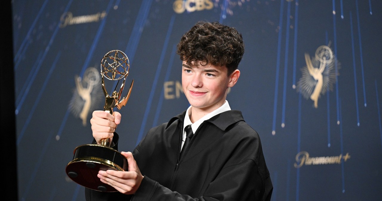Owen Cooper z nagrodą Emmy za rolę w mini-serialu "Dojrzewanie" /Gilbert Flores / Contributor /Getty Images