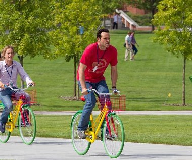 Owen Wilson i Vince Vaughn w scenie z filmu "Stażyści"